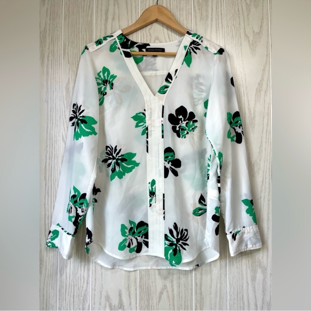 BANANA REPUBLIC SIZE M WHITE FLORAL PRINT TOP EUC